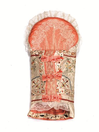 PORTA NEONATO, CINA TARDA DINASTIA QING SEC. XIX&nbsp; in seta ricamata con...