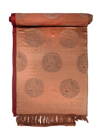 TESSUTO, CINA SEC. XIX&nbsp; in seta a fondo ruggine con medaglioni decorati...