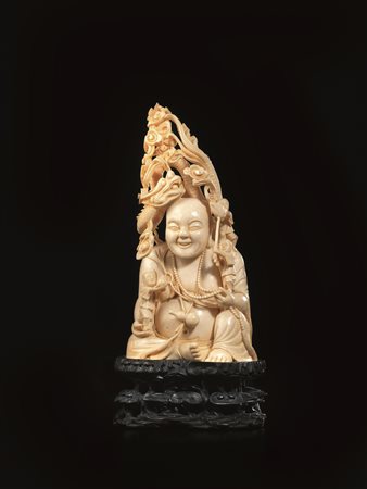 INTAGLIO CINA SEC. XIX in avorio, sagomato nella forma del Buddha ridente...