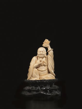 INTAGLIO CINA SEC. XIX in avorio raffigurante Buddha assiso con frutto in una...