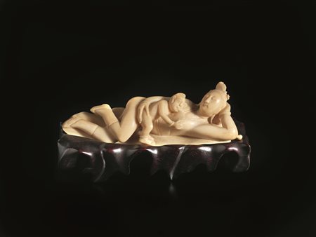 INTAGLIO, CINA SEC. XIX modellato nella forma di nudo femminile disteso...