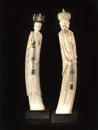 DUE ZANNE, CINA, SEC. XIX-XX in avorio modellate nella forma di figura...