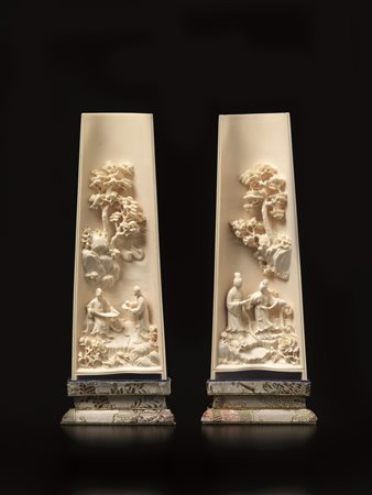 DUE POGGIAPOLSI CINA SEC. XIX in avorio finemente decorati con figure...