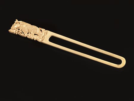 FERMA CAPELLI CINA SEC. XIX in avorio con presa modellata con figura...