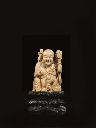 INTAGLIO CINA SEC. XIX in avorio raffigurante il Buddha ridente sormontato da...