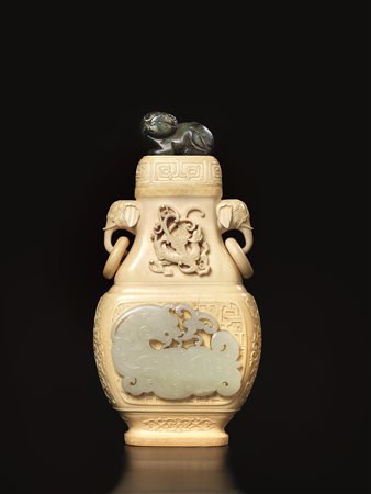 VASO CON COPERCHIO&nbsp; CINA SEC. XIX in avorio il fronte e il retro...