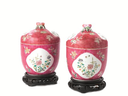 COPPIA DI CONTENITORI CON COPERCHIO, CINA SEC. XIX-XX in porcellana fondo...