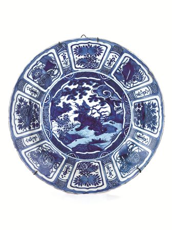 PIATTO CINA SEC. XVII in porcellana bianca e blu, decorato con animale...