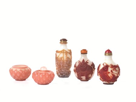 CINQUE SNUFF BOTTLE CINA SEC. XX in vetro lavorate a rilievo la pi&ugrave;...