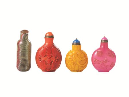 QUATTRO SNUFF BOTTLES CINA SEC. XX&nbsp; in vetro tre con decori a rilievo e...