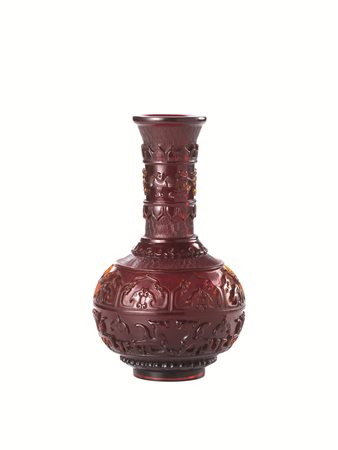 VASO CINA SEC. XXin vetro decorato a rilevo con motivi pipistrelli e figure...