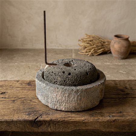 Macina in pietra lavica dell'Etna