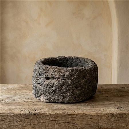 "Scifo" contenitore rotondo in pietra lavica dell'Etna