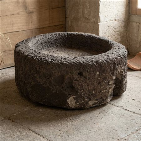 Orcio in pietra lavica