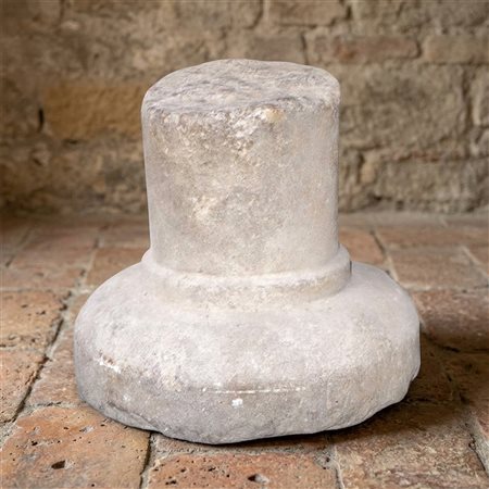 Frammento di colonna in pietra bianca di Comiso, 18°  