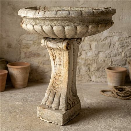 Fontanile in pietra bianca con sostegno a zampa di leone, 19°  