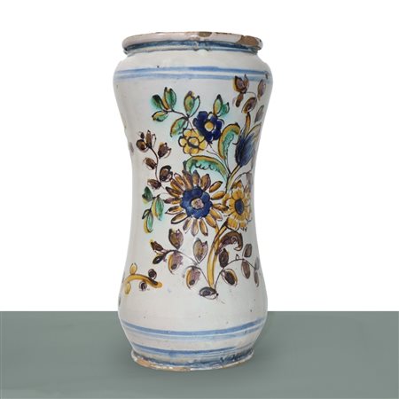 Bottega Lo Nobile - Albarello in maiolica policroma di Caltagirone decorato a motivi floreali su base bianca, Fine 18°  