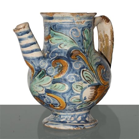 Versatoio con manico in maiolica di Caltagirone decorato a motivi vegetali, 18°  