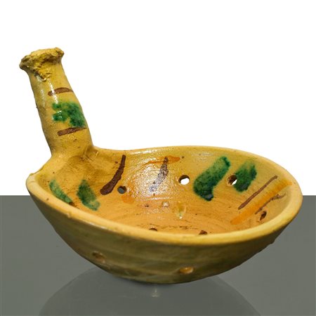 Scolapasta in maiolica di Caltagirone con manico con dettagli policromi
