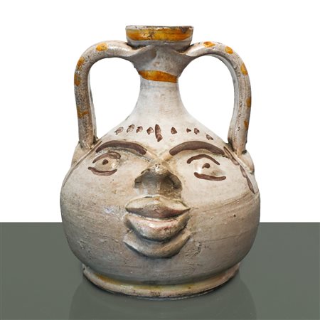 Brocca in maiolica di Caltagirone dalle fattezze antropomorfe decorata e dipinta policroma con doppio manico, 1950