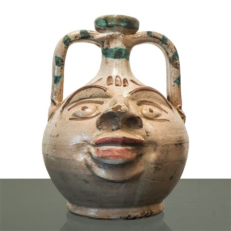 Brocca in maiolica di Caltagirone dalle fattezze antropomorfe decorata e dipinta policroma con doppio manico, 1950