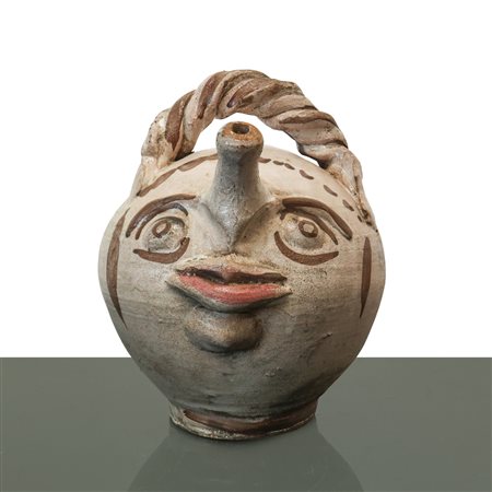 Brocca in maiolica di Caltagirone dalle fattezze antropomorfe decorata e dipinta policroma con manico a treccia, 1950