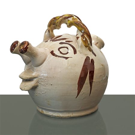 Brocca in maiolica di Caltagirone dalle fattezze antropomorfe decorata e dipinta policroma con manico a treccia, 1950
