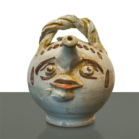 Brocca in maiolica di Caltagirone dalle fattezze antropomorfe decorata e dipinta policroma con manico a treccia, 1950