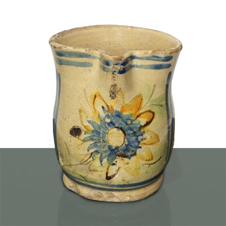 Cannata in maiolica di Caltagirone con girasole policromo sui toni del giallo e dell'azzurro dipinto al fronte, Fine 19°  