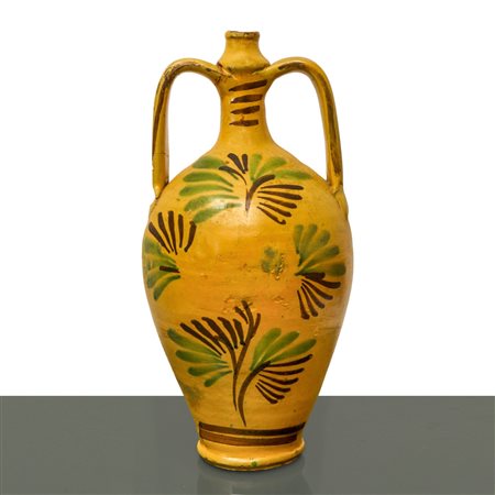 Quartara in maiolica di Caltagirone a pasta gialla con decoro policromo dipinto al fronte