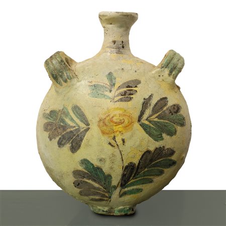 Borraccia in maiolica di Caltagirone con fiore policromo al fronte, 20°  
