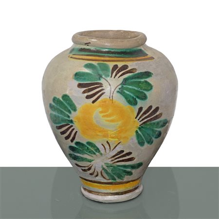Vaso in maiolica di Caltagirone con fiore policromo sul fronte