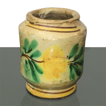 Piccolo cilindro in maiolica di Caltagirone con decoro policromo al fronte