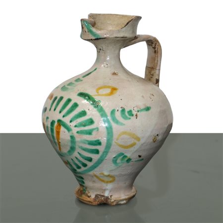 Orciolo in maiolica di Caltagirone con decoro policromo al fronte
