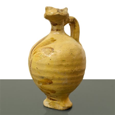 Orciolo in maiolica di Caltagirone con decoro sul fronte