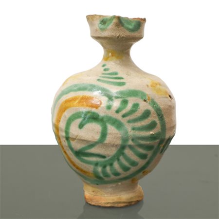Orciolo in maiolica di Caltagirone con disegno policromo nei toni del verde e giallo al fronte