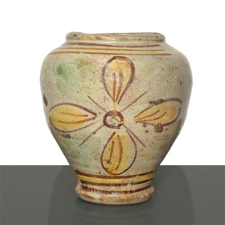 Vaso in maiolica di Caltagirone con fiore al centro