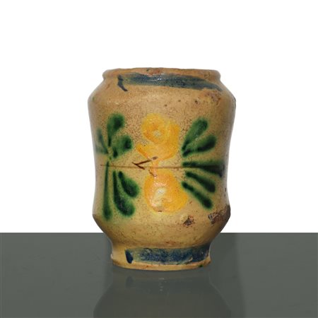 Piccolo cilindro in maiolica di Caltagirone con fiore borbonico dipinto policromo sul  fronte, Fine 19th/20°  