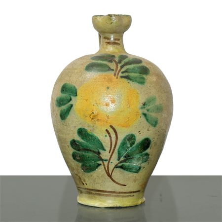 Piccolo bummulo in maiolica di Caltagirone con fiore policromo al fronte