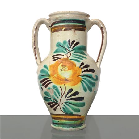 Brocca con manici in maiolica di Caltagirone con fiore policromo dipinto al fronte