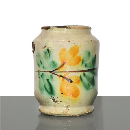 Cilindro in maiolica di Caltagirone invetriata con fiore policromo dipinto al fronte