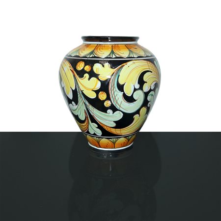 Riccardo  Varsallona ceramiche (Caltagirone)  - Vaso in maiolica di Caltagirone policromo e decorato a foglie su fondo nero, 20°  