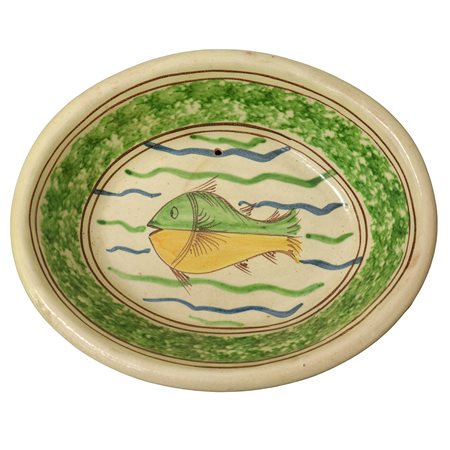 Alessi Ceramiche - Terrina in maiolica di Caltagirone con pesce dipinto al centro e decoro verde spugnato