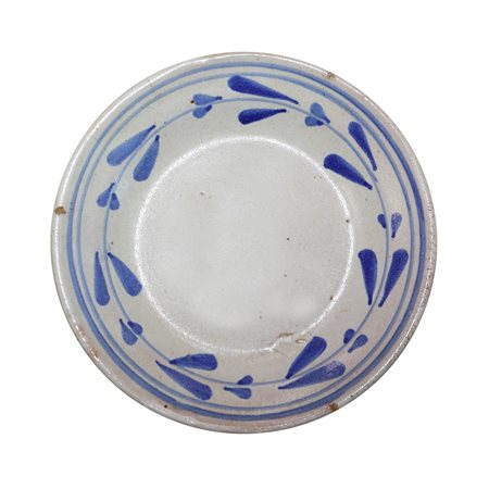 Piatto in maiolica di Caltagirone con fiori blu alla circonferenza, 20°  