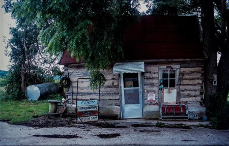 Franco Fontana (1933 - 2026)  - Route 66, Villaggio fantasma, Spencer Illinois, 2001