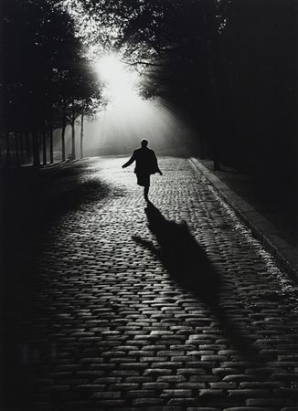 Sabine Weiss (1924 - 2021)  - L'Homme qui court, Paris, 1953