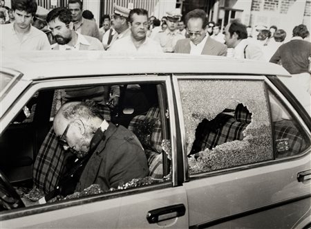 Letizia Battaglia (1935 - 2022)  - Il cadavere del Magistrato Cesare Terranova, Palermo, 1979