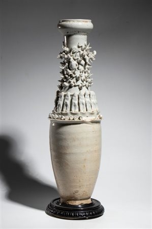  
Grande vaso funerario in porcellana a smalto Qingbai colore azzurro pallido, corpo cilindrico decorato con figure applicate. Cina, dinastia Song, X-XII secolo 
 Altezza cm 47,8