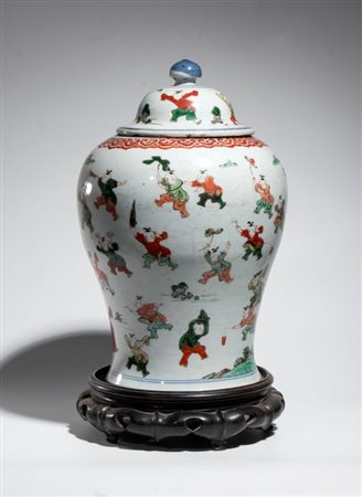  
Raro grande vaso con coperchio in porcellana Wucai "cento ragazzi"  e base in legno. Cina, periodo Transizione (1620-1683) 
 Altezza cm 38