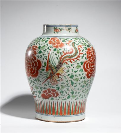  
Giara in porcellana Wucai decorato con  fenici tra fiori, a smalti rosso ferro, verde e giallo. Cina, periodo Transizione (1630-1683) 
 Altezza cm 32; diametro cm 22
